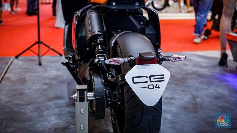 Sejumlah pengunjung melihat motor listrik BMW CE-04 di booth BMW Motorrad dalam ajang Indonesia International Motor Show (IIMS 2024) pada Minggu, (17/2/2024). (CNBC Indonesia/Tias Budiarto)