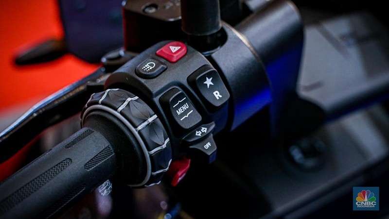 Sejumlah pengunjung melihat motor listrik BMW CE-04 di booth BMW Motorrad dalam ajang Indonesia International Motor Show (IIMS 2024) pada Minggu, (17/2/2024). (CNBC Indonesia/Tias Budiarto)