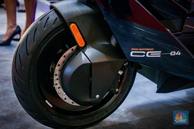 Sejumlah pengunjung melihat motor listrik BMW CE-04 di booth BMW Motorrad dalam ajang Indonesia International Motor Show (IIMS 2024) pada Minggu, (17/2/2024). Sejumlah pengunjung melihat motor listrik BMW CE-04 di booth BMW Motorrad dalam ajang Indonesia International Motor Show (IIMS 2024) pada Minggu, (17/2/2024). (CNBC Indonesia/Tias Budiarto)