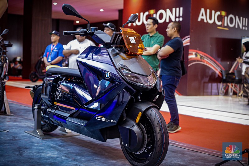 Sejumlah pengunjung melihat motor listrik BMW CE-04 di booth BMW Motorrad dalam ajang Indonesia International Motor Show (IIMS 2024) pada Minggu, (17/2/2024). Sejumlah pengunjung melihat motor listrik BMW CE-04 di booth BMW Motorrad dalam ajang Indonesia International Motor Show (IIMS 2024) pada Minggu, (17/2/2024). (CNBC Indonesia/Tias Budiarto)