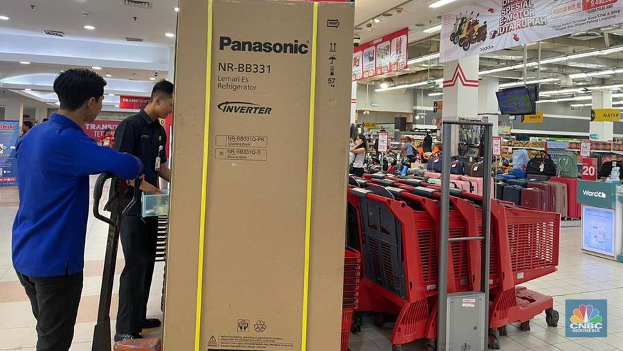 Sejumlah pengunjung Transmart ITC BSD melihat produk elektronik saat Transmart full day sale kembali hadir pada Minggu, (18/2/2024). (CNBC Indonesia/Teti Purwanti)