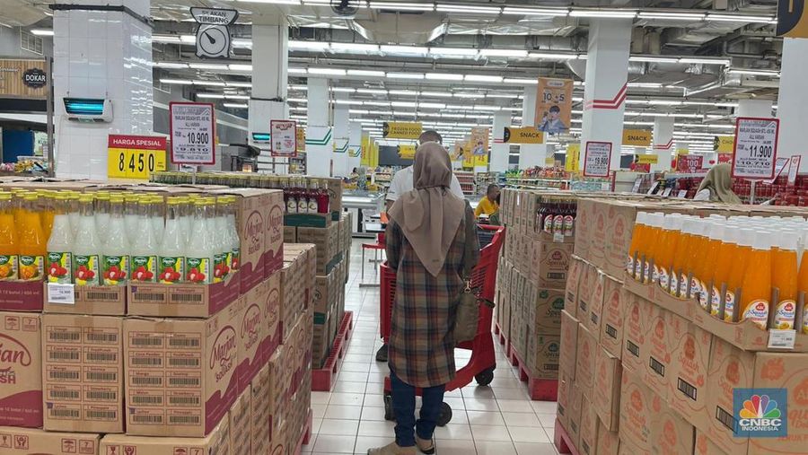 Sejumlah pengunjung Transmart ITC BSD melihat produk yang ditawarkan dalam promo saat Transmart full day sale kembali hadir. (CNBC Indonesia/Teti Purwanti)