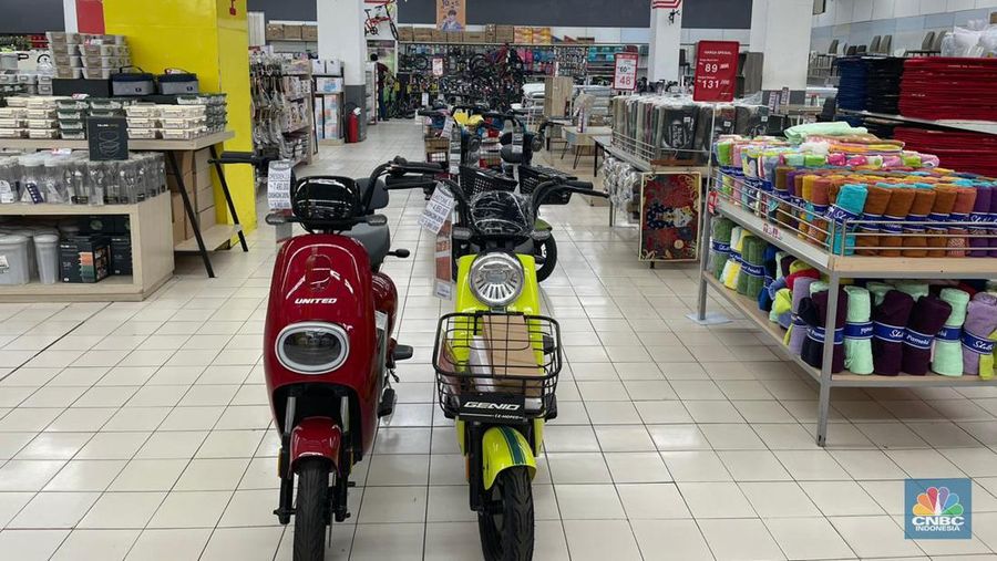 Sejumlah pengunjung Transmart ITC BSD melihat produk yang ditawarkan dalam promo saat Transmart full day sale kembali hadir. (CNBC Indonesia/Teti Purwanti)