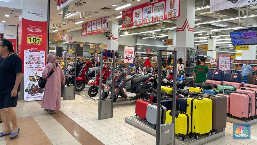 Sejumlah pengunjung Transmart ITC BSD melihat produk yang ditawarkan dalam promo saat Transmart full day sale kembali hadir. (CNBC Indonesia/Teti Purwanti)
