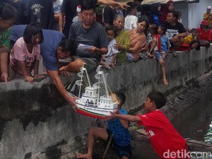 Keseruan Lomba Miniatur Perahu di Kediri Sekaligus Jaga Kebersihan Sungai
