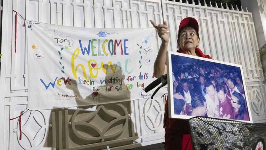 Mantan Perdana Menteri Thailand Thaksin Shinawatra meninggalkan rumah sakit polisi setelah diberikan pembebasan bersyarat, di Bangkok, Thailand, 18 Februari 2024. (Thai News Pix/Tananchai Kaewsowattana via REUTERS)