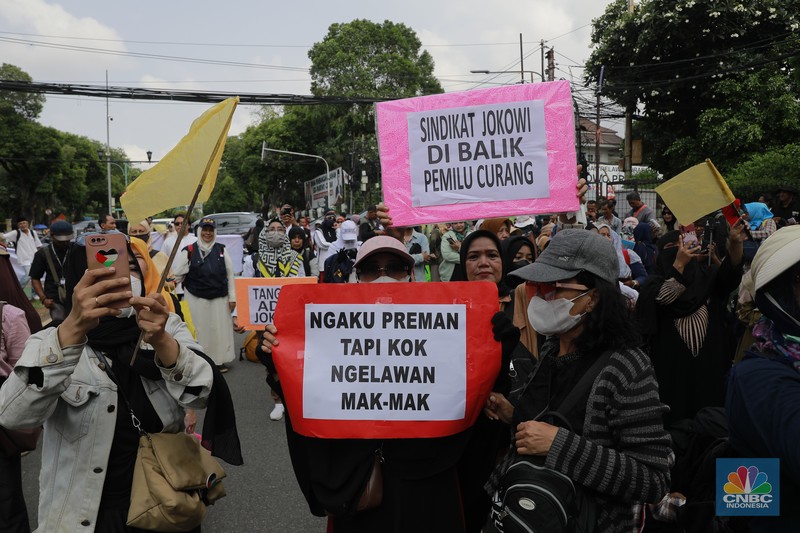 Aksi sejumlah massa unjuk rasa di depan kantor KPU RI, Jakarta Pusat (Jakpus), Senin (19/2). Aksi massa tersebut menyatakan menolak pemilu curang. (CNBC Indonesia/Muhammad Sabki)