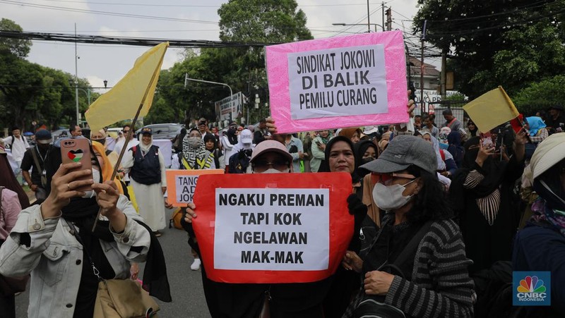 Aksi sejumlah massa unjuk rasa di depan kantor KPU RI, Jakarta Pusat (Jakpus), Senin (19/2). Aksi massa tersebut menyatakan menolak pemilu curang. (CNBC Indonesia/Muhammad Sabki)