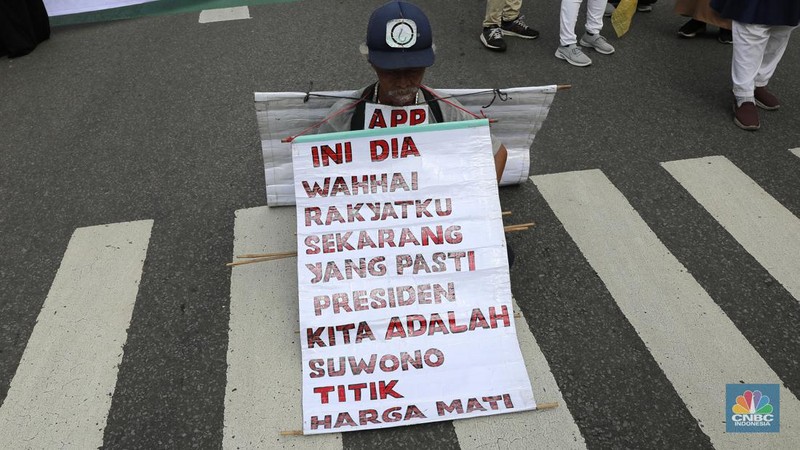 Aksi sejumlah massa unjuk rasa di depan kantor KPU RI, Jakarta Pusat (Jakpus), Senin (19/2). Aksi massa tersebut menyatakan menolak pemilu curang. (CNBC Indonesia/Muhammad Sabki)