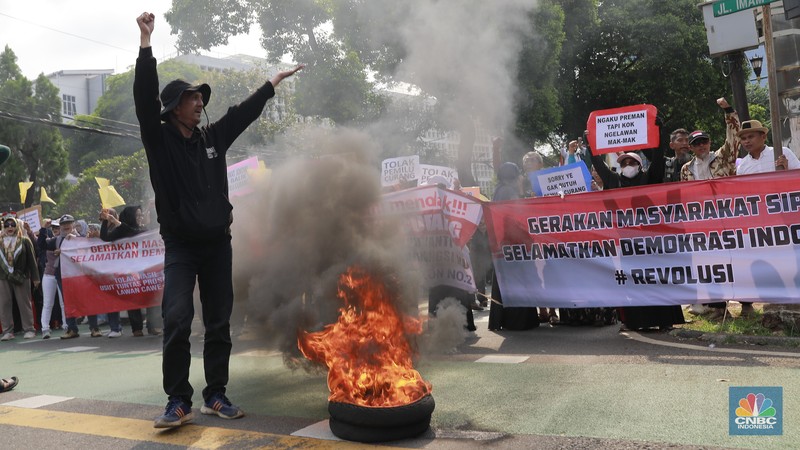 Aksi sejumlah massa unjuk rasa di depan kantor KPU RI, Jakarta Pusat (Jakpus), Senin (19/2). Aksi massa tersebut menyatakan menolak pemilu curang. (CNBC Indonesia/Muhammad Sabki)