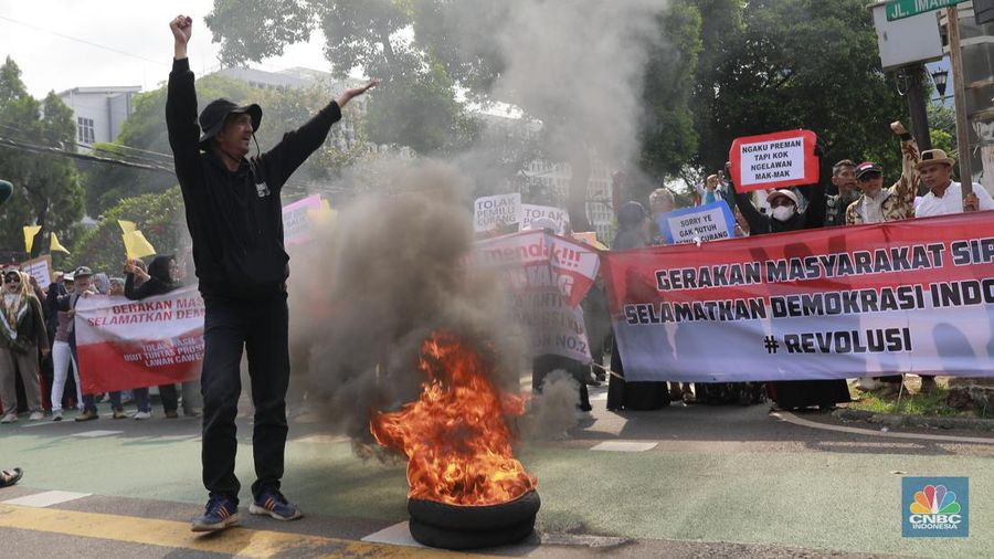 Aksi sejumlah massa unjuk rasa di depan kantor KPU RI, Jakarta Pusat (Jakpus), Senin (19/2). Aksi massa tersebut menyatakan menolak pemilu curang. (CNBC Indonesia/Muhammad Sabki)