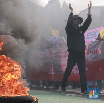 Aksi Massa Bakar Ban di Depan Kantor KPU, Tuding Pemilu Curang!