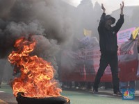 Aksi Massa Bakar Ban di Depan Kantor KPU, Tuding Pemilu Curang!
