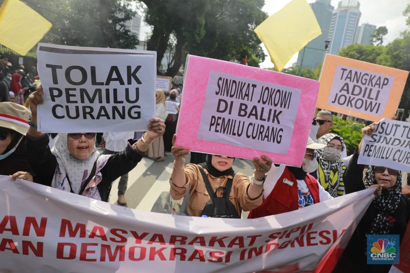Aksi sejumlah massa unjuk rasa di depan kantor KPU RI, Jakarta Pusat (Jakpus), Senin (19/2). Aksi massa tersebut menyatakan menolak pemilu curang. (CNBC Indonesia/Muhammad Sabki)