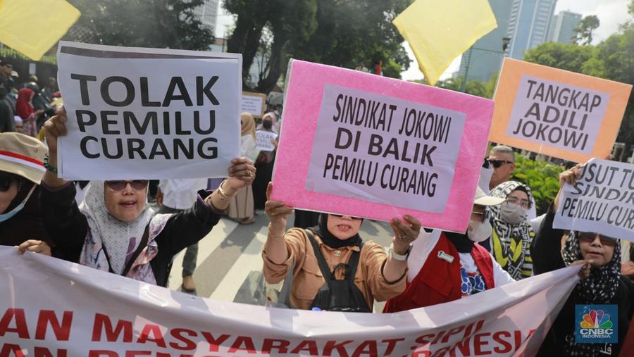 Aksi sejumlah massa unjuk rasa di depan kantor KPU RI, Jakarta Pusat (Jakpus), Senin (19/2). Aksi massa tersebut menyatakan menolak pemilu curang. (CNBC Indonesia/Muhammad Sabki)