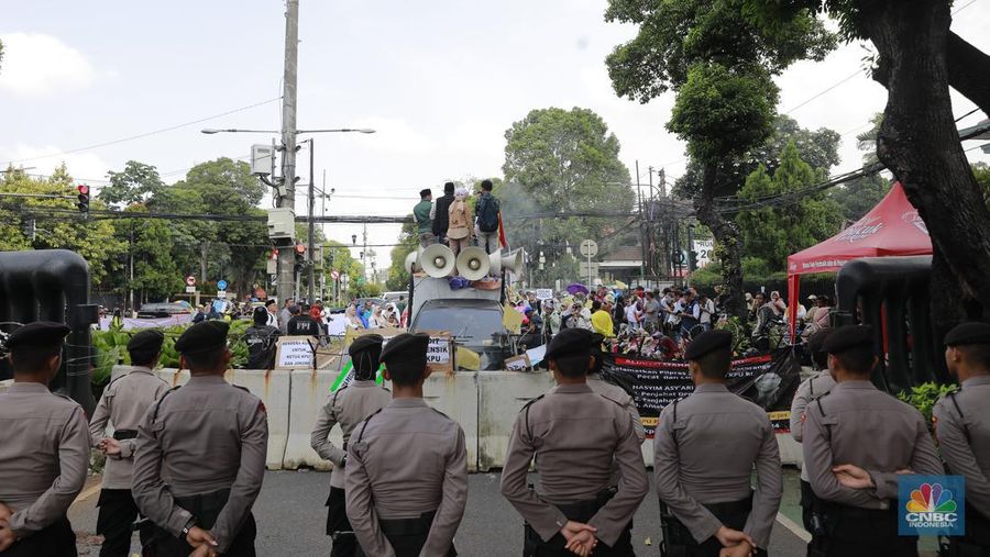 Aksi sejumlah massa unjuk rasa di depan kantor KPU RI, Jakarta Pusat (Jakpus), Senin (19/2). Aksi massa tersebut menyatakan menolak pemilu curang. (CNBC Indonesia/Muhammad Sabki)