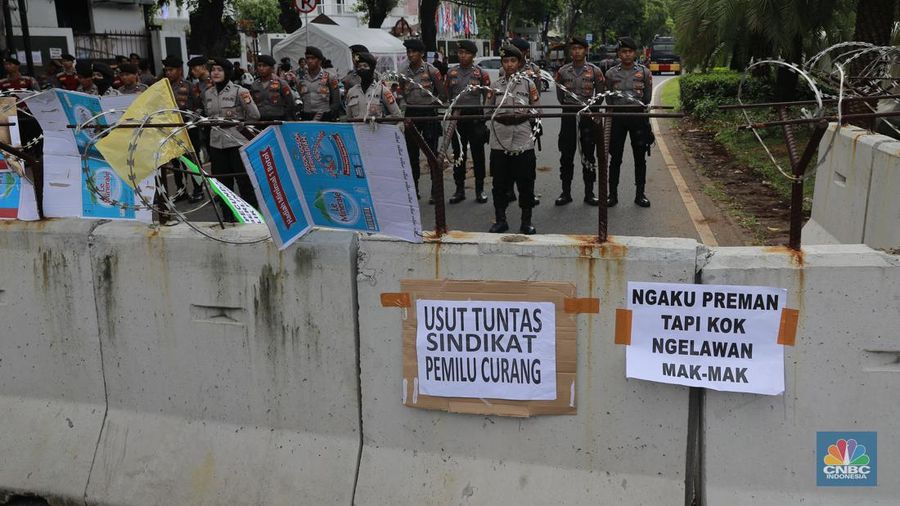 Aksi sejumlah massa unjuk rasa di depan kantor KPU RI, Jakarta Pusat (Jakpus), Senin (19/2). Aksi massa tersebut menyatakan menolak pemilu curang. (CNBC Indonesia/Muhammad Sabki)