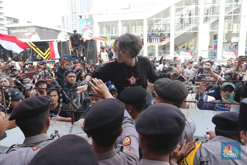 Aksi sejumlah relawan pendukung Ganjar-Mahfud menggelar demo di kantor Bawaslu hari ini, Senin (19/2/2024). Mereka datang untuk menyuarakan penolakan terhadap hasil Pemilu yang dinilai penuh kecurangan. (CNBC Indonesia/Muhammad Sabki)