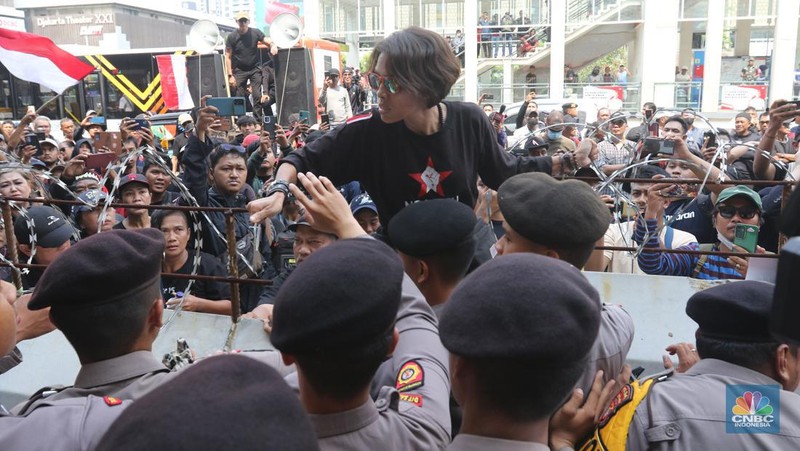 Aksi sejumlah relawan pendukung Ganjar-Mahfud menggelar demo di kantor Bawaslu hari ini, Senin (19/2/2024). Mereka datang untuk menyuarakan penolakan terhadap hasil Pemilu yang dinilai penuh kecurangan. (CNBC Indonesia/Muhammad Sabki)