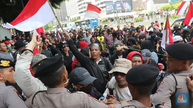 Aksi sejumlah relawan pendukung Ganjar-Mahfud menggelar demo di kantor Bawaslu hari ini, Senin (19/2/2024). Mereka datang untuk menyuarakan penolakan terhadap hasil Pemilu yang dinilai penuh kecurangan. (CNBC Indonesia/Muhammad Sabki)