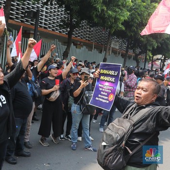 Potret Relawan Ganjar-Mahfud Demo Tolak Hasil Pemilu 2024
