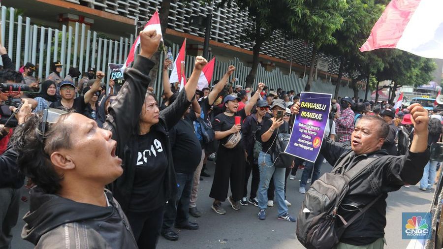 Aksi sejumlah relawan pendukung Ganjar-Mahfud menggelar demo di kantor Bawaslu hari ini, Senin (19/2/2024). Mereka datang untuk menyuarakan penolakan terhadap hasil Pemilu yang dinilai penuh kecurangan. (CNBC Indonesia/Muhammad Sabki)