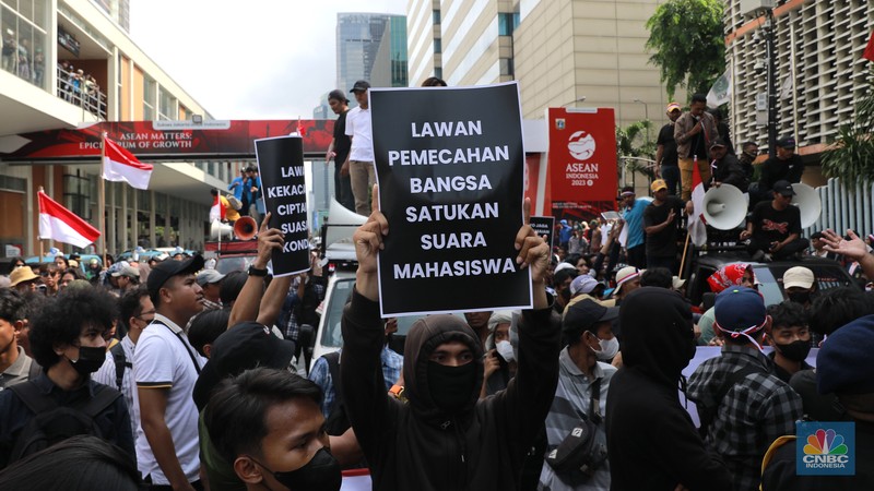 Aksi sejumlah relawan pendukung Ganjar-Mahfud menggelar demo di kantor Bawaslu hari ini, Senin (19/2/2024). Mereka datang untuk menyuarakan penolakan terhadap hasil Pemilu yang dinilai penuh kecurangan. (CNBC Indonesia/Muhammad Sabki)