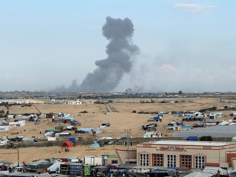 Warga Palestina melihat kehancuran pasca serangan Israel terhadap sebuah bangunan tempat tinggal di Rafah, Jalur Gaza, Jumat, 16 Februari 2024. Warga Palestina melihat kehancuran pasca serangan Israel terhadap sebuah bangunan tempat tinggal di Rafah, Jalur Gaza, Jumat, 16 Februari 2024.