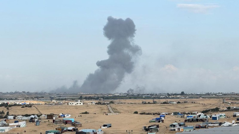 Warga Palestina melihat kehancuran pasca serangan Israel terhadap sebuah bangunan tempat tinggal di Rafah, Jalur Gaza, Jumat, 16 Februari 2024.