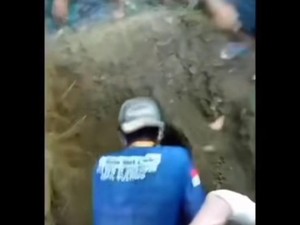 Momen Warga di Donggala Bongkar Makam Keluarga di Lahan Milik Caleg