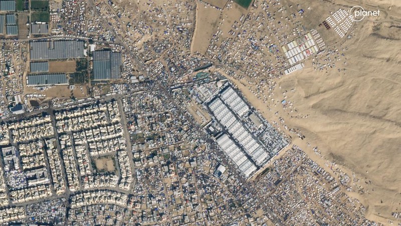 Warga Palestina melihat kehancuran pasca serangan Israel terhadap sebuah bangunan tempat tinggal di Rafah, Jalur Gaza, Jumat, 16 Februari 2024.