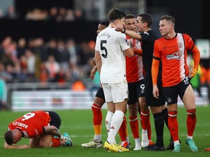 Gerak-gerik Wasit Bikin Ten Hag Ganti Maguire dan Casemiro