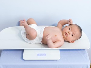 Benarkah Bayi Kerap Mengucek Mata saat Mengantuk? Ini Kata Ahli