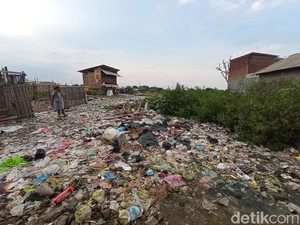 Bahaya Mengintai Kampung di Atas Timbunan Sampah Cirebon