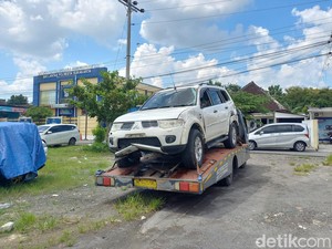 Pajero Tabrak Median Jalan di Nonongan Solo, Pengemudi Jalani Cek Urine