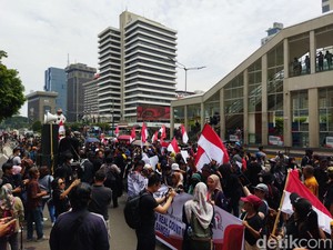 Massa Protes Pemilu Orasi Depan Bawaslu, Jl Thamrin Arah Monas Macet