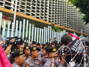 Massa di Depan Bawaslu Dorong Barikade, Polisi Imbau Tenang