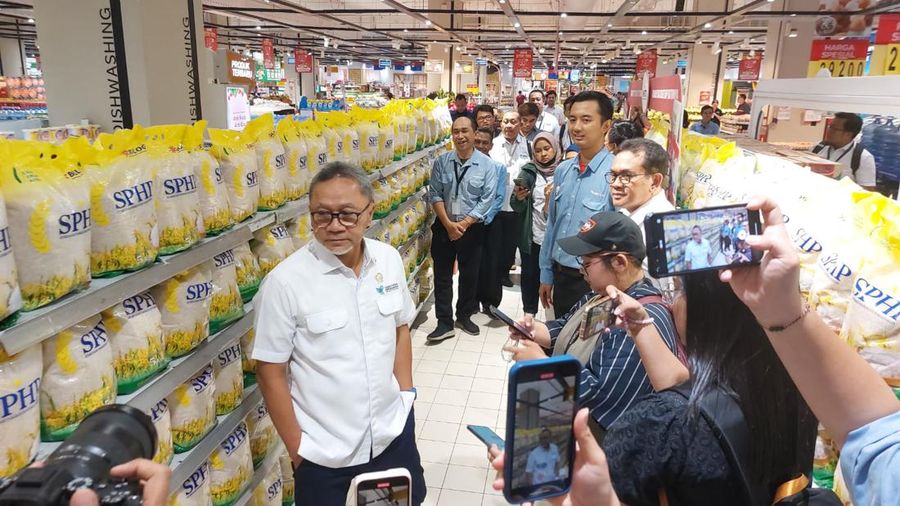 Mendag Zulkifli Hasan tinjau stok dan harga beras di Transmart, Kota Kasablanka, Senin (19/2/2024). (CNN Indonesia/Moch Ryan)