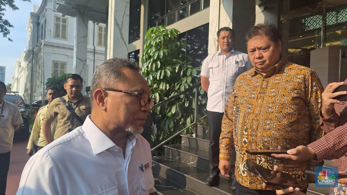 Menko Perekonomian Airlangga Hartarto dan Menteri Perdagangan Zulkifli Hasan usai pertemuan membahas soal ketersediaan beras dan bahan pokok lainnya jelang Bulan Ramadan, di Kantor Kemenko Perekonomian, Jakarta, Senin (19/2/2024). (CNBC Indonesia/Arrijal Rachman)