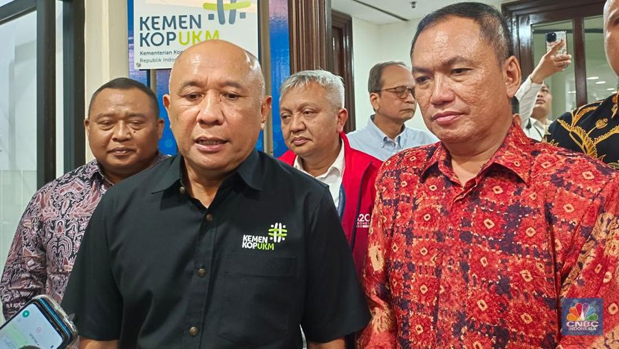 Menteri Koperasi dan Usaha Kecil Menengah (Menkop UKM) Teten Masduki (kiri). (CNBC Indonesia/Martyasari Rizky)