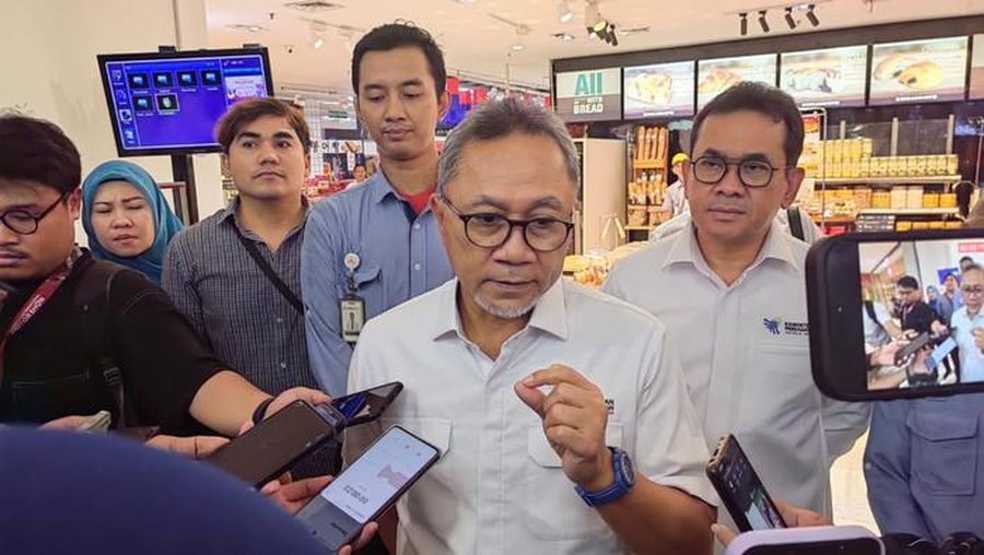 Menteri perdagangan Zulkifli Hasan (Zulhas) melakukan kunjungan ke Transmart Mal Kota Kasablanka untuk meninjau pasokan beras. (Ilyas Fadilah/detikcom)