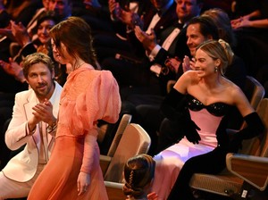 Bestie Forever, Viral Momen Ryan Gosling Kedipi Emma Stone saat Menang BAFTA