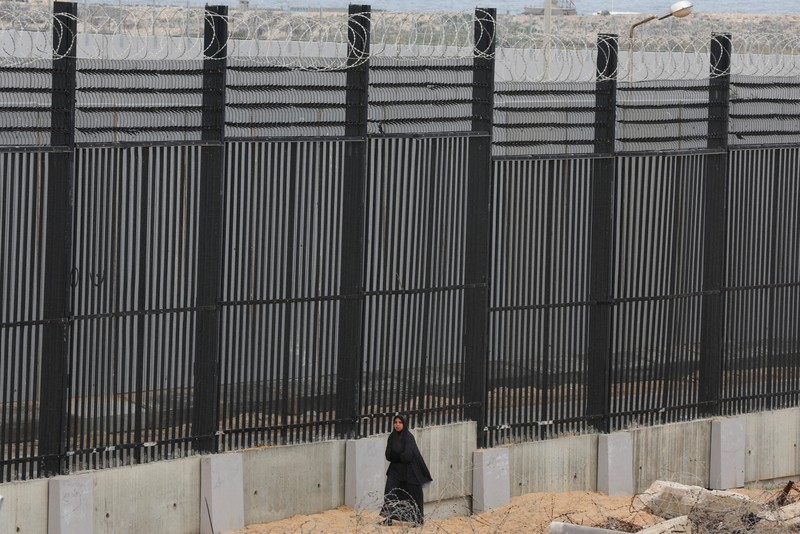 Pagar perbatasan berdiri antara Rafah dan Mesir, di tengah kekhawatiran eksodus warga Palestina ke Mesir, seiring berlanjutnya konflik antara Israel dan Hamas, di Rafah selatan Jalur Gaza, Jumat (16/2/2024). (REUTERS/Ibraheem Abu Mustafa)