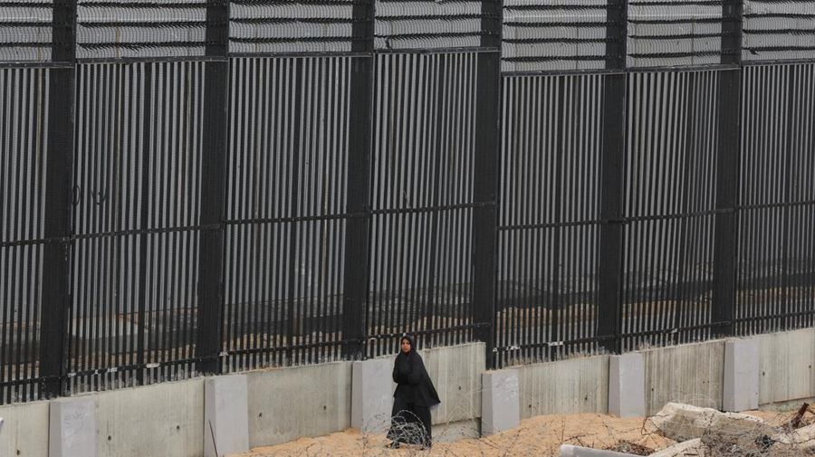 Pagar perbatasan berdiri antara Rafah dan Mesir, di tengah kekhawatiran eksodus warga Palestina ke Mesir, seiring berlanjutnya konflik antara Israel dan Hamas, di Rafah selatan Jalur Gaza, Jumat (16/2/2024). (REUTERS/Ibraheem Abu Mustafa)
