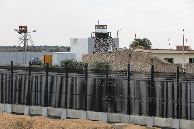 Pagar perbatasan berdiri antara Rafah dan Mesir, di tengah kekhawatiran eksodus warga Palestina ke Mesir, seiring berlanjutnya konflik antara Israel dan Hamas, di Rafah selatan Jalur Gaza, Jumat (16/2/2024). (REUTERS/Ibraheem Abu Mustafa) Pagar perbatasan berdiri antara Rafah dan Mesir, di tengah kekhawatiran eksodus warga Palestina ke Mesir, seiring berlanjutnya konflik antara Israel dan Hamas, di Rafah selatan Jalur Gaza, Jumat (16/2/2024). (REUTERS/Ibraheem Abu Mustafa)