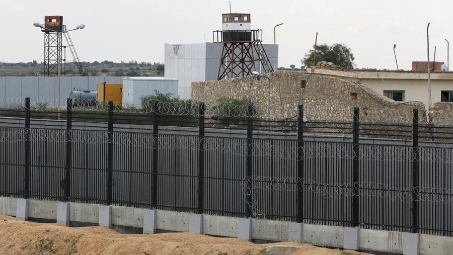 Pengungsi Palestina, yang meninggalkan rumah mereka karena serangan Israel, di tengah konflik yang sedang berlangsung antara Israel dan kelompok Islam Palestina Hamas, duduk di luar tenda di perbatasan dengan Mesir, di tengah kekhawatiran akan serangan darat Israel di Rafah, di Jalur Gaza selatan 18 Februari 2024. REUTERS/Saleh Salem
