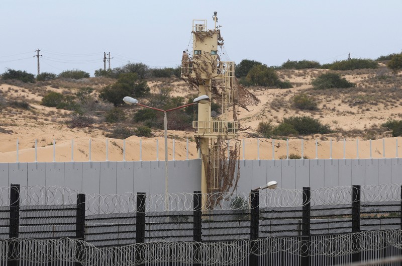 Pagar perbatasan berdiri antara Rafah dan Mesir, di tengah kekhawatiran eksodus warga Palestina ke Mesir, seiring berlanjutnya konflik antara Israel dan Hamas, di Rafah selatan Jalur Gaza, Jumat (16/2/2024). (REUTERS/Ibraheem Abu Mustafa) Pagar perbatasan berdiri antara Rafah dan Mesir, di tengah kekhawatiran eksodus warga Palestina ke Mesir, seiring berlanjutnya konflik antara Israel dan Hamas, di Rafah selatan Jalur Gaza, Jumat (16/2/2024). (REUTERS/Ibraheem Abu Mustafa)