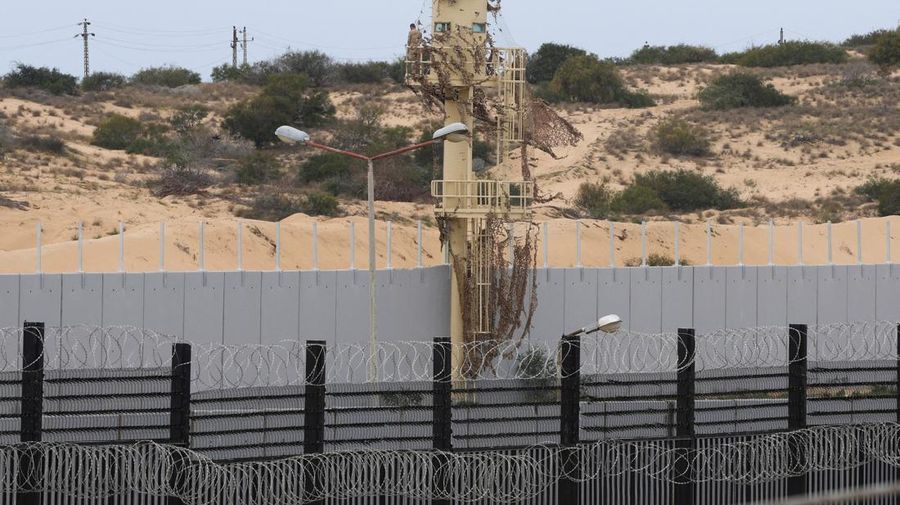 Pengungsi Palestina, yang meninggalkan rumah mereka karena serangan Israel, di tengah konflik yang sedang berlangsung antara Israel dan kelompok Islam Palestina Hamas, duduk di luar tenda di perbatasan dengan Mesir, di tengah kekhawatiran akan serangan darat Israel di Rafah, di Jalur Gaza selatan 18 Februari 2024. REUTERS/Saleh Salem