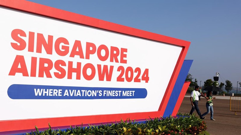Pemandangan papan tanda Singapore Airshow menjelang acara kedirgantaraan dua tahunan di Changi Exhibition Centre di Singapura 18 Februari 2024. REUTERS/Edgar Su