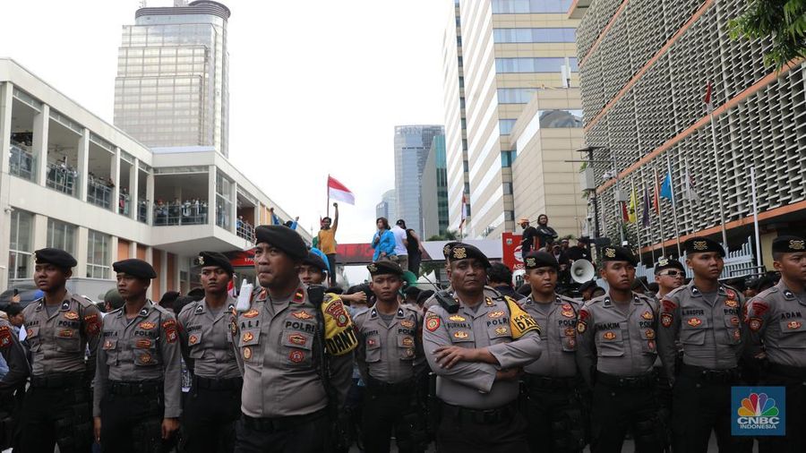 Pengamanan demo di kantor KPU RI, Jakarta, Senin (19/2/2024). (CNBC Indonesia/Muhammad Sabki)
